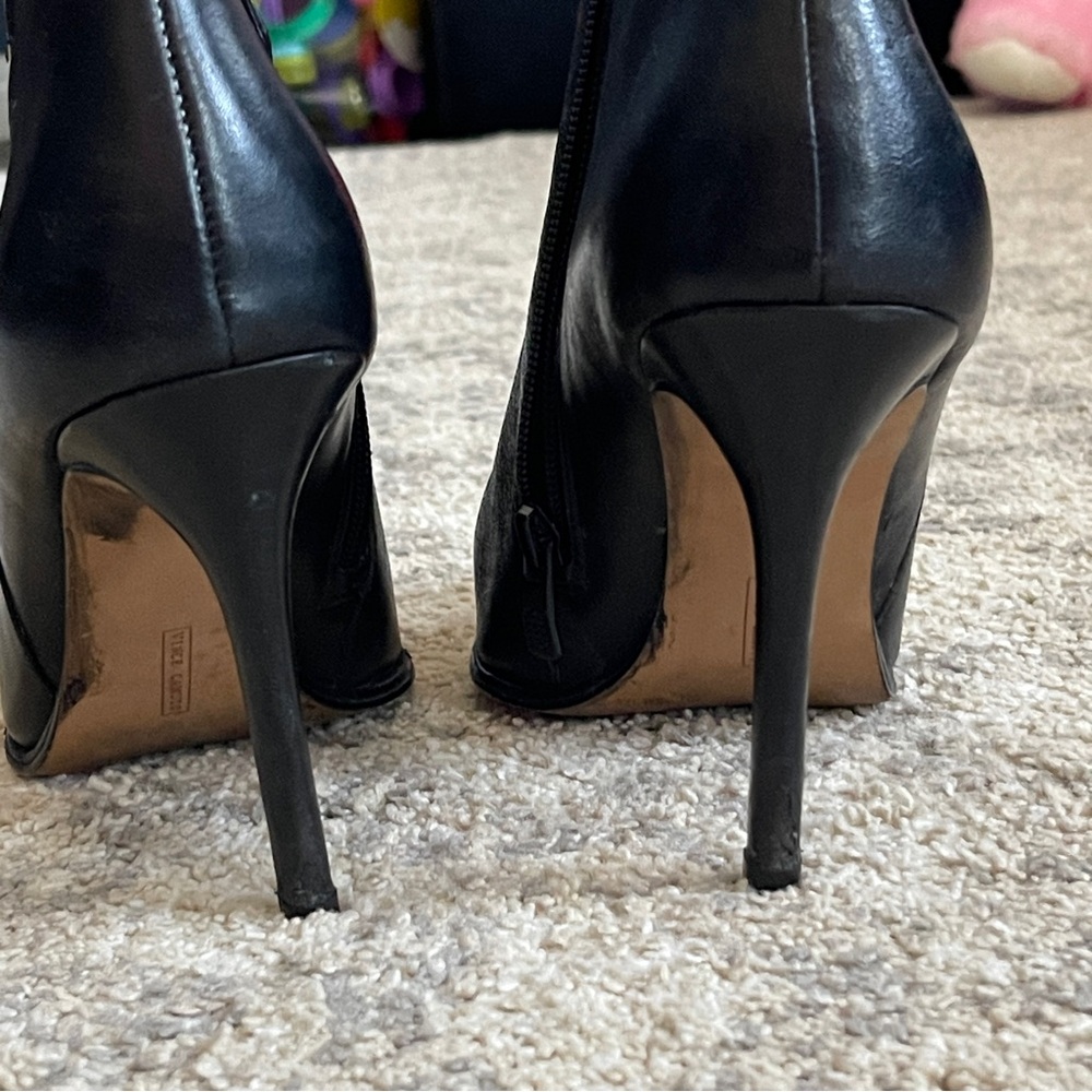 VINCE CAMUTO LEATHER BLACK ANKLE BOOTS WITH GOLD ACCENT - Picture 6 of 7